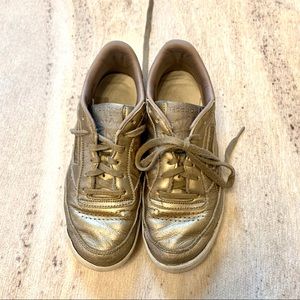 Pre-loved REEBOK Club C in gold melted metal, size 7. White sole matching laces.